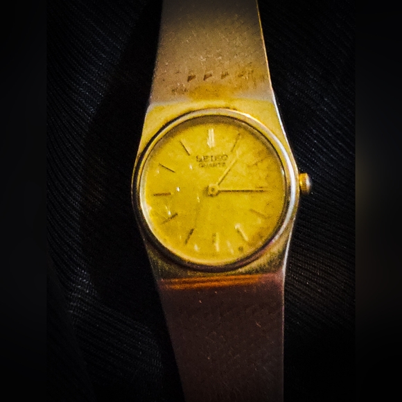 LOT OF 2 - Vintage Seiko Quartz Women's watches - Needs batteries - Picture 7 of 12